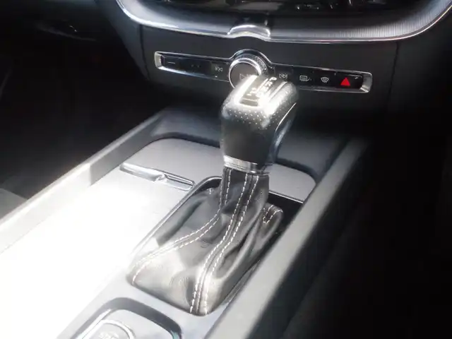ボルボ ＸＣ６０ D4 AWD Rデザイン 岩手県 2018(平30)年 3.5万km クリスタルホワイトP インテリセーフ /LKA/BLIS/CTA/ACC/純正ナビ/フルセグTV/全方位カメラ/パノラマSR/ハーフレザー /パワーシート /シートヒーター /LEDライト/Pバックドア