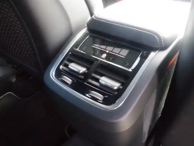 ボルボ ＸＣ６０ D4 AWD Rデザイン 岩手県 2018(平30)年 3.5万km クリスタルホワイトP インテリセーフ /LKA/BLIS/CTA/ACC/純正ナビ/フルセグTV/全方位カメラ/パノラマSR/ハーフレザー /パワーシート /シートヒーター /LEDライト/Pバックドア