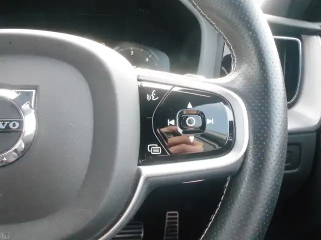 ボルボ ＸＣ６０ D4 AWD Rデザイン 岩手県 2018(平30)年 3.5万km クリスタルホワイトP インテリセーフ /LKA/BLIS/CTA/ACC/純正ナビ/フルセグTV/全方位カメラ/パノラマSR/ハーフレザー /パワーシート /シートヒーター /LEDライト/Pバックドア