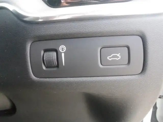 ボルボ ＸＣ６０ D4 AWD Rデザイン 岩手県 2018(平30)年 3.5万km クリスタルホワイトP インテリセーフ /LKA/BLIS/CTA/ACC/純正ナビ/フルセグTV/全方位カメラ/パノラマSR/ハーフレザー /パワーシート /シートヒーター /LEDライト/Pバックドア