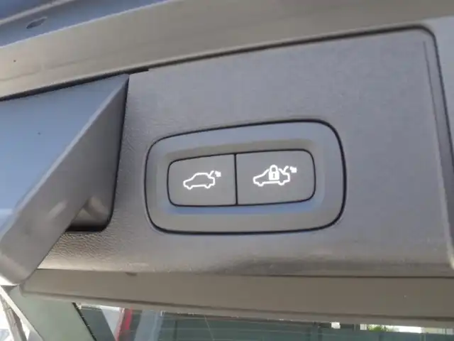 ボルボ ＸＣ６０ D4 AWD Rデザイン 岩手県 2018(平30)年 3.5万km クリスタルホワイトP インテリセーフ /LKA/BLIS/CTA/ACC/純正ナビ/フルセグTV/全方位カメラ/パノラマSR/ハーフレザー /パワーシート /シートヒーター /LEDライト/Pバックドア