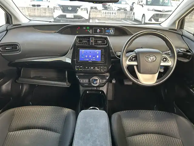 トヨタ プリウス Sセーフティプラス 兵庫県 2018(平30)年 8.5万km アティチュードブラックマイカ 社外7インチナビ/　(AM/FM/CD/DVD/BT)/フルセグTV/バックカメラ/前方ドライブレコーダー/ステアリングリモコン/レーダークルーズコントロール/レーンディパーチャーアラート/プリクラッシュセーフティ/パーキングアシスト/横滑り防止装置/オートハイビーム/ETC/純正フロアマット/ドアバイザー/LEDヘッドライト/モデリスタエアロ/純正15インチアルミホイール