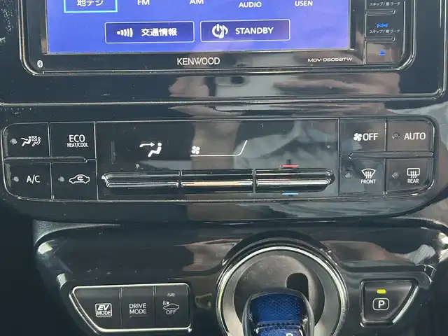トヨタ プリウス Sセーフティプラス 兵庫県 2018(平30)年 8.5万km アティチュードブラックマイカ 社外7インチナビ/　(AM/FM/CD/DVD/BT)/フルセグTV/バックカメラ/前方ドライブレコーダー/ステアリングリモコン/レーダークルーズコントロール/レーンディパーチャーアラート/プリクラッシュセーフティ/パーキングアシスト/横滑り防止装置/オートハイビーム/ETC/純正フロアマット/ドアバイザー/LEDヘッドライト/モデリスタエアロ/純正15インチアルミホイール