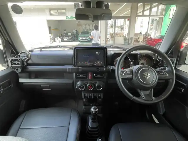 スズキ ジムニー シエラ JC 宮城県 2022(令4)年 0.8万km シフォンアイボリーメタリックブラック2トーンルーフ ワンオーナー/4WD/社外ディスプレイオーディオ/FM/AM/BT/i Pod/ステアリングスイッチ/前席シートヒーター/純正アルミ夏タイヤ15インチ/クルーズコントロール/レーンキープアシスト/ダウンヒルアシストコントロール/衝突被害軽減システム/アイドリングストップ/横滑り防止装置/盗難防止装置/純正フロアマット/LEDライト/電動格納ミラー/ウィンカードアミラー/ETC/プッシュスタート/保証書・記録簿・取扱説明書