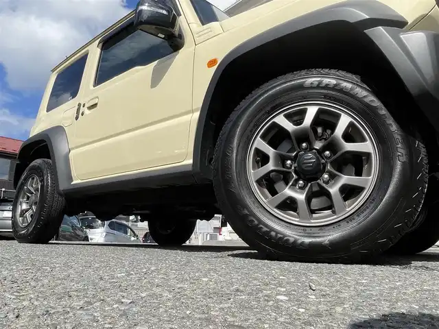 スズキ ジムニー シエラ JC 宮城県 2022(令4)年 0.8万km シフォンアイボリーメタリックブラック2トーンルーフ ワンオーナー/4WD/社外ディスプレイオーディオ/FM/AM/BT/i Pod/ステアリングスイッチ/前席シートヒーター/純正アルミ夏タイヤ15インチ/クルーズコントロール/レーンキープアシスト/ダウンヒルアシストコントロール/衝突被害軽減システム/アイドリングストップ/横滑り防止装置/盗難防止装置/純正フロアマット/LEDライト/電動格納ミラー/ウィンカードアミラー/ETC/プッシュスタート/保証書・記録簿・取扱説明書