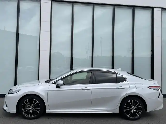 トヨタ カムリ WSレザーパッケージ 大阪府 2020(令2)年 6.5万km プラチナホワイトパールマイカ ワンオーナー　/純正８インチディスプレイオーディオ　/   フルセグＴＶ/Bluetooth/USB　/バックモニター/クリアランスソナー/ブラインドスポットモニター　/ヘッドアップディスプレイ/トヨタセーフティセンス　/前席シートヒーター　/パドルシフト　/前席パワーシート/レザーシート/前後ドライブレコーダー/純正18インチアルミホイール/純正フロアマット　/ビルトインＥＴＣ　/ＬＥＤ