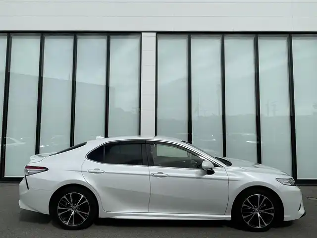 トヨタ カムリ WSレザーパッケージ 大阪府 2020(令2)年 6.5万km プラチナホワイトパールマイカ ワンオーナー　/純正８インチディスプレイオーディオ　/   フルセグＴＶ/Bluetooth/USB　/バックモニター/クリアランスソナー/ブラインドスポットモニター　/ヘッドアップディスプレイ/トヨタセーフティセンス　/前席シートヒーター　/パドルシフト　/前席パワーシート/レザーシート/前後ドライブレコーダー/純正18インチアルミホイール/純正フロアマット　/ビルトインＥＴＣ　/ＬＥＤ