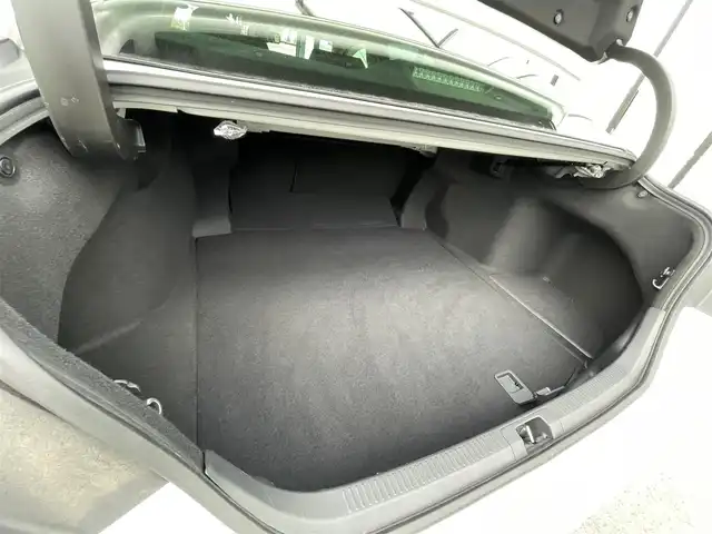 トヨタ カムリ WSレザーパッケージ 大阪府 2020(令2)年 6.5万km プラチナホワイトパールマイカ ワンオーナー　/純正８インチディスプレイオーディオ　/   フルセグＴＶ/Bluetooth/USB　/バックモニター/クリアランスソナー/ブラインドスポットモニター　/ヘッドアップディスプレイ/トヨタセーフティセンス　/前席シートヒーター　/パドルシフト　/前席パワーシート/レザーシート/前後ドライブレコーダー/純正18インチアルミホイール/純正フロアマット　/ビルトインＥＴＣ　/ＬＥＤ