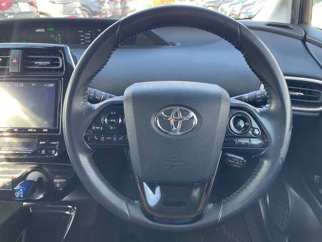 トヨタ プリウス Sセーフティプラス ツートーン 山口県 2018(平30)年 9.9万km アティチュードブラックマイカ/ホワイトパールクリスタルシャイン モデリスタエアロ（フロント）/純正９型ナビ（フルセグTV、AM/FM、Bluetooth）/バックカメラ/レーダークルーズコントロール/HIDオートライト/純正１７インチアルミホイール/前後コーナーセンサー/横滑り防止装置/自動駐車システム/衝突被害軽減ブレーキ/スペアキー１本