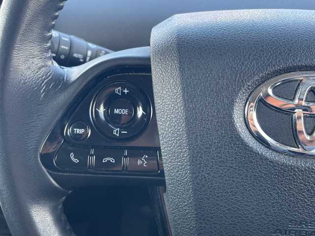 トヨタ プリウス Sセーフティプラス ツートーン 山口県 2018(平30)年 9.9万km アティチュードブラックマイカ/ホワイトパールクリスタルシャイン モデリスタエアロ（フロント）/純正９型ナビ（フルセグTV、AM/FM、Bluetooth）/バックカメラ/レーダークルーズコントロール/HIDオートライト/純正１７インチアルミホイール/前後コーナーセンサー/横滑り防止装置/自動駐車システム/衝突被害軽減ブレーキ/スペアキー１本