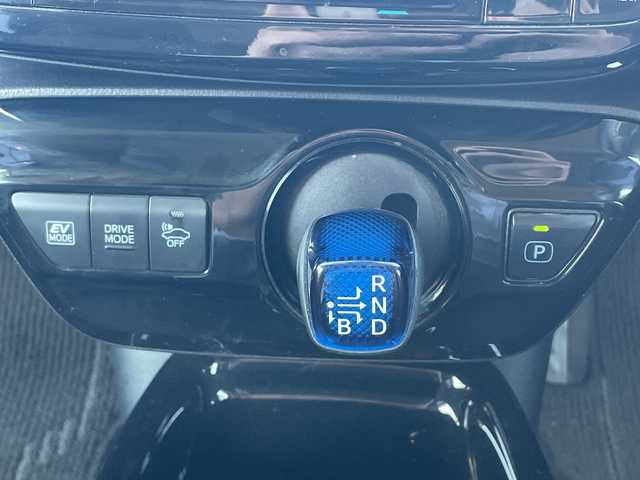 トヨタ プリウス Sセーフティプラス ツートーン 山口県 2018(平30)年 9.9万km アティチュードブラックマイカ/ホワイトパールクリスタルシャイン モデリスタエアロ（フロント）/純正９型ナビ（フルセグTV、AM/FM、Bluetooth）/バックカメラ/レーダークルーズコントロール/HIDオートライト/純正１７インチアルミホイール/前後コーナーセンサー/横滑り防止装置/自動駐車システム/衝突被害軽減ブレーキ/スペアキー１本