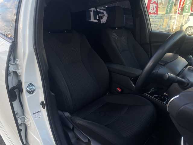 トヨタ プリウス Sセーフティプラス ツートーン 山口県 2018(平30)年 9.9万km アティチュードブラックマイカ/ホワイトパールクリスタルシャイン モデリスタエアロ（フロント）/純正９型ナビ（フルセグTV、AM/FM、Bluetooth）/バックカメラ/レーダークルーズコントロール/HIDオートライト/純正１７インチアルミホイール/前後コーナーセンサー/横滑り防止装置/自動駐車システム/衝突被害軽減ブレーキ/スペアキー１本