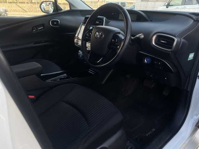 トヨタ プリウス Sセーフティプラス ツートーン 山口県 2018(平30)年 9.9万km アティチュードブラックマイカ/ホワイトパールクリスタルシャイン モデリスタエアロ（フロント）/純正９型ナビ（フルセグTV、AM/FM、Bluetooth）/バックカメラ/レーダークルーズコントロール/HIDオートライト/純正１７インチアルミホイール/前後コーナーセンサー/横滑り防止装置/自動駐車システム/衝突被害軽減ブレーキ/スペアキー１本