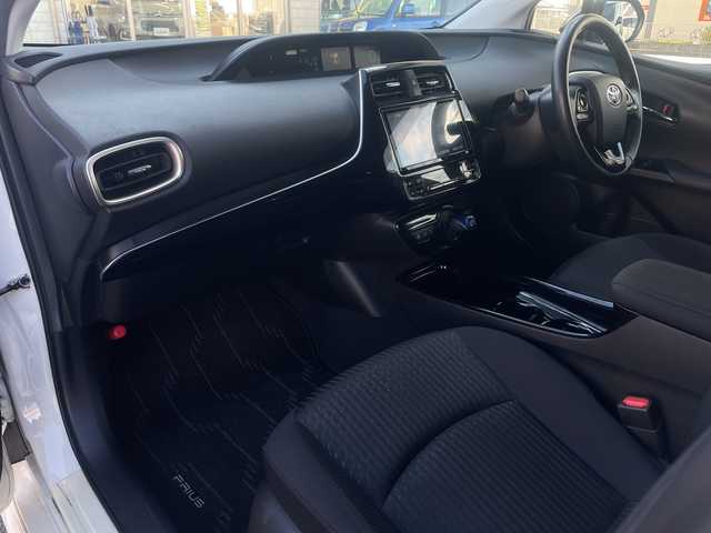 トヨタ プリウス Sセーフティプラス ツートーン 山口県 2018(平30)年 9.9万km アティチュードブラックマイカ/ホワイトパールクリスタルシャイン モデリスタエアロ（フロント）/純正９型ナビ（フルセグTV、AM/FM、Bluetooth）/バックカメラ/レーダークルーズコントロール/HIDオートライト/純正１７インチアルミホイール/前後コーナーセンサー/横滑り防止装置/自動駐車システム/衝突被害軽減ブレーキ/スペアキー１本