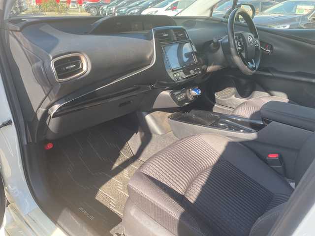 トヨタ プリウス Sセーフティプラス ツートーン 山口県 2018(平30)年 9.9万km アティチュードブラックマイカ/ホワイトパールクリスタルシャイン モデリスタエアロ（フロント）/純正９型ナビ（フルセグTV、AM/FM、Bluetooth）/バックカメラ/レーダークルーズコントロール/HIDオートライト/純正１７インチアルミホイール/前後コーナーセンサー/横滑り防止装置/自動駐車システム/衝突被害軽減ブレーキ/スペアキー１本