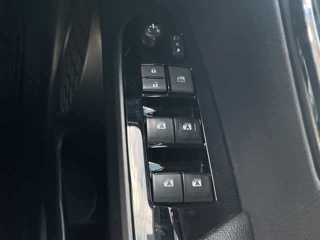 トヨタ プリウス Sセーフティプラス ツートーン 山口県 2018(平30)年 9.9万km アティチュードブラックマイカ/ホワイトパールクリスタルシャイン モデリスタエアロ（フロント）/純正９型ナビ（フルセグTV、AM/FM、Bluetooth）/バックカメラ/レーダークルーズコントロール/HIDオートライト/純正１７インチアルミホイール/前後コーナーセンサー/横滑り防止装置/自動駐車システム/衝突被害軽減ブレーキ/スペアキー１本