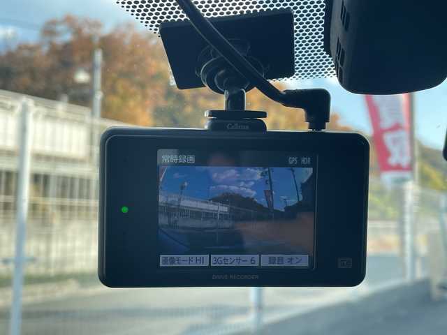 トヨタ プリウス Sセーフティプラス ツートーン 山口県 2018(平30)年 9.9万km アティチュードブラックマイカ/ホワイトパールクリスタルシャイン モデリスタエアロ（フロント）/純正９型ナビ（フルセグTV、AM/FM、Bluetooth）/バックカメラ/レーダークルーズコントロール/HIDオートライト/純正１７インチアルミホイール/前後コーナーセンサー/横滑り防止装置/自動駐車システム/衝突被害軽減ブレーキ/スペアキー１本