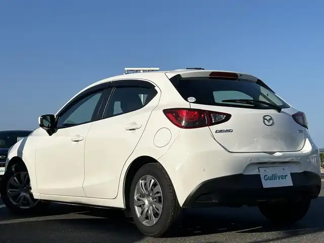 マツダ デミオ 15C 島根県 2018(平30)年 7.5万km アークティックホワイト 登録時走行距離74496km/レーンキープアシスト/衝突被害軽減ブレーキ/前後コーナーセンサー/AUXカーオーディオ/W+サイドエアバッグ/プッシュスタート/スペアキー/15インチ純正アルミ/横滑り防止装置