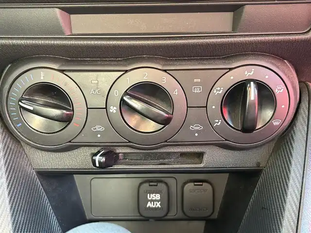 マツダ デミオ 15C 島根県 2018(平30)年 7.5万km アークティックホワイト 登録時走行距離74496km/レーンキープアシスト/衝突被害軽減ブレーキ/前後コーナーセンサー/AUXカーオーディオ/W+サイドエアバッグ/プッシュスタート/スペアキー/15インチ純正アルミ/横滑り防止装置