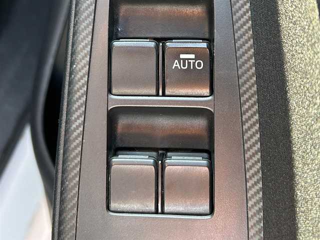 マツダ デミオ 15C 島根県 2018(平30)年 7.5万km アークティックホワイト 登録時走行距離74496km/レーンキープアシスト/衝突被害軽減ブレーキ/前後コーナーセンサー/AUXカーオーディオ/W+サイドエアバッグ/プッシュスタート/スペアキー/15インチ純正アルミ/横滑り防止装置