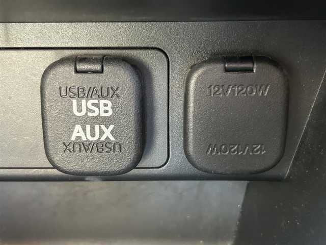 マツダ デミオ 15C 島根県 2018(平30)年 7.5万km アークティックホワイト 登録時走行距離74496km/レーンキープアシスト/衝突被害軽減ブレーキ/前後コーナーセンサー/AUXカーオーディオ/W+サイドエアバッグ/プッシュスタート/スペアキー/15インチ純正アルミ/横滑り防止装置