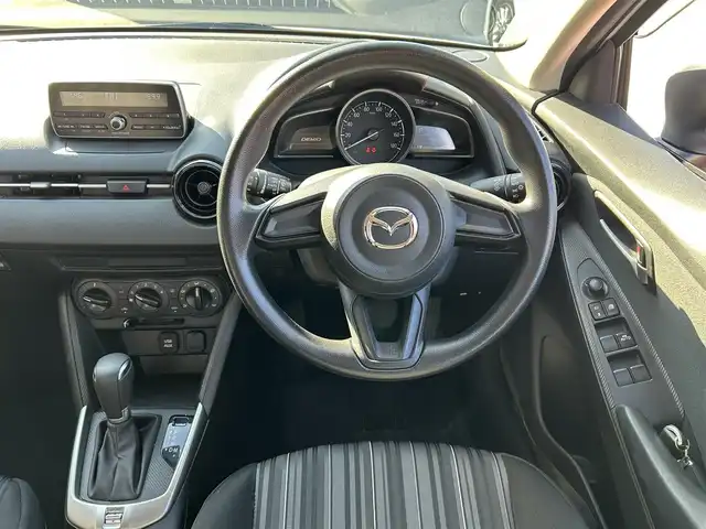 マツダ デミオ 15C 島根県 2018(平30)年 7.5万km アークティックホワイト 登録時走行距離74496km/レーンキープアシスト/衝突被害軽減ブレーキ/前後コーナーセンサー/AUXカーオーディオ/W+サイドエアバッグ/プッシュスタート/スペアキー/15インチ純正アルミ/横滑り防止装置