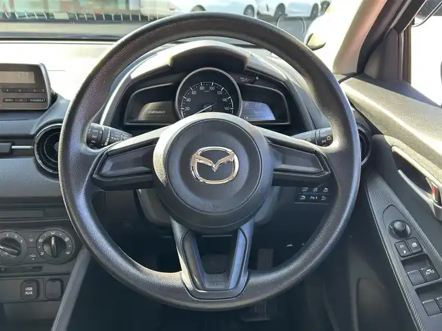 マツダ デミオ 15C 島根県 2018(平30)年 7.5万km アークティックホワイト 登録時走行距離74496km/レーンキープアシスト/衝突被害軽減ブレーキ/前後コーナーセンサー/AUXカーオーディオ/W+サイドエアバッグ/プッシュスタート/スペアキー/15インチ純正アルミ/横滑り防止装置