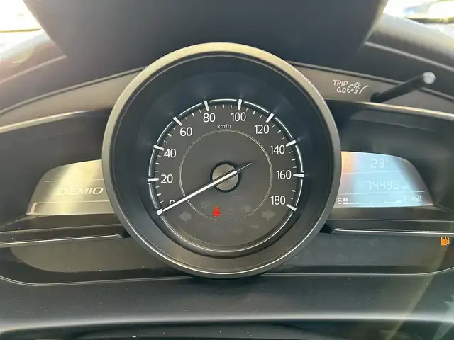 マツダ デミオ 15C 島根県 2018(平30)年 7.5万km アークティックホワイト 登録時走行距離74496km/レーンキープアシスト/衝突被害軽減ブレーキ/前後コーナーセンサー/AUXカーオーディオ/W+サイドエアバッグ/プッシュスタート/スペアキー/15インチ純正アルミ/横滑り防止装置