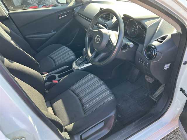 マツダ デミオ 15C 島根県 2018(平30)年 7.5万km アークティックホワイト 登録時走行距離74496km/レーンキープアシスト/衝突被害軽減ブレーキ/前後コーナーセンサー/AUXカーオーディオ/W+サイドエアバッグ/プッシュスタート/スペアキー/15インチ純正アルミ/横滑り防止装置