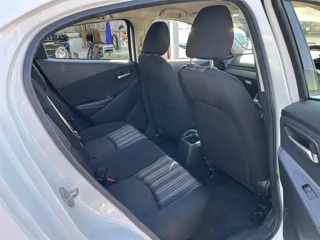 マツダ デミオ 15C 島根県 2018(平30)年 7.5万km アークティックホワイト 登録時走行距離74496km/レーンキープアシスト/衝突被害軽減ブレーキ/前後コーナーセンサー/AUXカーオーディオ/W+サイドエアバッグ/プッシュスタート/スペアキー/15インチ純正アルミ/横滑り防止装置