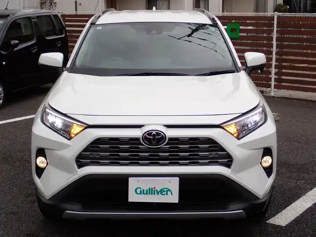 トヨタ ＲＡＶ４ G 千葉県 2019(令1)年 2.9万km ホワイトパールクリスタルシャイン ワンオーナー/純正９インチナビ/　AM/FM/Bluetooth/TV/フルセグTV/ビルトインETC/バックカメラ/Toyota Safety Sense/　・プリクラッシュセーフティ/　・レーダークルーズコントロール/　・レーンキープアシスト/　・オートハイビーム/運転席パワーシート/シートヒーター（運転席・助手席）/ステアリングヒーター/BSM/前後コーナーセンサー/純正ドライブレコーダー/運転席シートメモリー/本革シート/パワーバックドア/ステアリングスイッチ/オートライト/フォグライト/純正フロアマット/純正ドアバイザー/USB４口/ウインカーミラー/革巻きハンドル/スマートキー２個