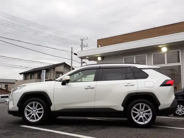 トヨタ ＲＡＶ４ G 千葉県 2019(令1)年 2.9万km ホワイトパールクリスタルシャイン ワンオーナー/純正９インチナビ/　AM/FM/Bluetooth/TV/フルセグTV/ビルトインETC/バックカメラ/Toyota Safety Sense/　・プリクラッシュセーフティ/　・レーダークルーズコントロール/　・レーンキープアシスト/　・オートハイビーム/運転席パワーシート/シートヒーター（運転席・助手席）/ステアリングヒーター/BSM/前後コーナーセンサー/純正ドライブレコーダー/運転席シートメモリー/本革シート/パワーバックドア/ステアリングスイッチ/オートライト/フォグライト/純正フロアマット/純正ドアバイザー/USB４口/ウインカーミラー/革巻きハンドル/スマートキー２個