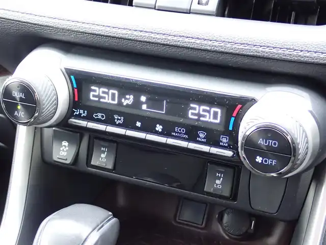 トヨタ ＲＡＶ４ G 千葉県 2019(令1)年 2.9万km ホワイトパールクリスタルシャイン ワンオーナー/純正９インチナビ/　AM/FM/Bluetooth/TV/フルセグTV/ビルトインETC/バックカメラ/Toyota Safety Sense/　・プリクラッシュセーフティ/　・レーダークルーズコントロール/　・レーンキープアシスト/　・オートハイビーム/運転席パワーシート/シートヒーター（運転席・助手席）/ステアリングヒーター/BSM/前後コーナーセンサー/純正ドライブレコーダー/運転席シートメモリー/本革シート/パワーバックドア/ステアリングスイッチ/オートライト/フォグライト/純正フロアマット/純正ドアバイザー/USB４口/ウインカーミラー/革巻きハンドル/スマートキー２個