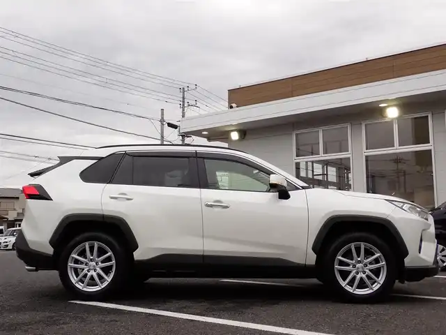 トヨタ ＲＡＶ４ G 千葉県 2019(令1)年 2.9万km ホワイトパールクリスタルシャイン ワンオーナー/純正９インチナビ/　AM/FM/Bluetooth/TV/フルセグTV/ビルトインETC/バックカメラ/Toyota Safety Sense/　・プリクラッシュセーフティ/　・レーダークルーズコントロール/　・レーンキープアシスト/　・オートハイビーム/運転席パワーシート/シートヒーター（運転席・助手席）/ステアリングヒーター/BSM/前後コーナーセンサー/純正ドライブレコーダー/運転席シートメモリー/本革シート/パワーバックドア/ステアリングスイッチ/オートライト/フォグライト/純正フロアマット/純正ドアバイザー/USB４口/ウインカーミラー/革巻きハンドル/スマートキー２個