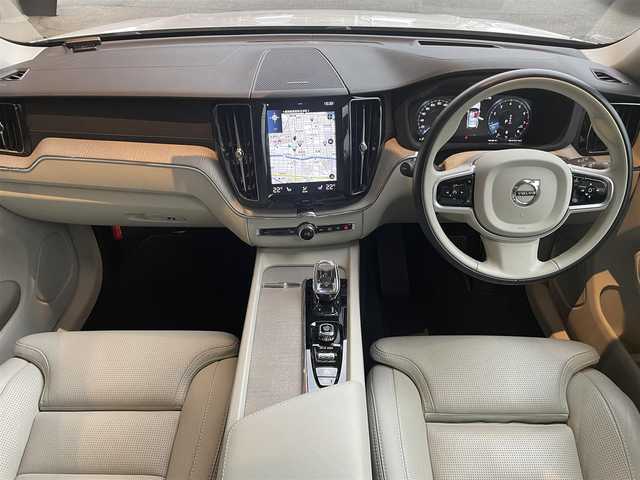 ボルボ ＸＣ６０ B5 AWD インスクリプション 高知県 2020(令2)年 4.4万km 白 パノラミックガラスサンルーフ/harman/kardonサウンド/白レザーシート/D/N席パワーシート/全席シートヒーター/D/N席エアーシート/ハンドルヒーター/ヘッドアップディスプレイ/全方位カメラ/BLIS（ブラインド・スポット・インフォメーション・システム）/Lsne Keeping Aid/パークアシスト/純正メモリーナビ/　【BT/USB/Applecarplay/AndroidAuto】/電動リアゲート