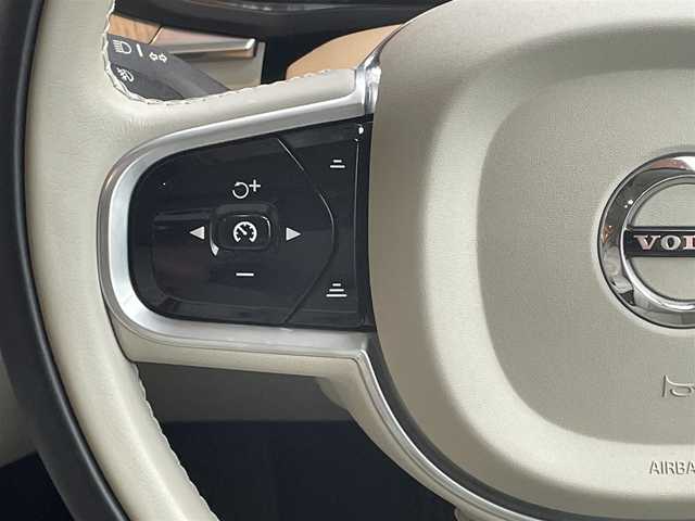 ボルボ ＸＣ６０ B5 AWD インスクリプション 高知県 2020(令2)年 4.4万km 白 パノラミックガラスサンルーフ/harman/kardonサウンド/白レザーシート/D/N席パワーシート/全席シートヒーター/D/N席エアーシート/ハンドルヒーター/ヘッドアップディスプレイ/全方位カメラ/BLIS（ブラインド・スポット・インフォメーション・システム）/Lsne Keeping Aid/パークアシスト/純正メモリーナビ/　【BT/USB/Applecarplay/AndroidAuto】/電動リアゲート