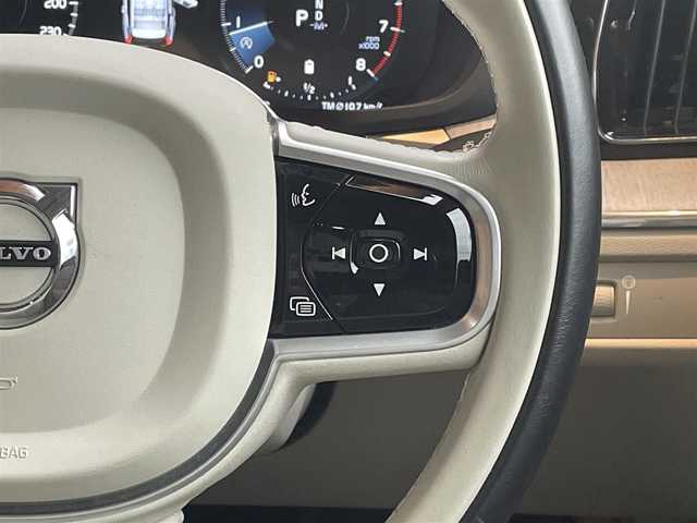 ボルボ ＸＣ６０ B5 AWD インスクリプション 高知県 2020(令2)年 4.4万km 白 パノラミックガラスサンルーフ/harman/kardonサウンド/白レザーシート/D/N席パワーシート/全席シートヒーター/D/N席エアーシート/ハンドルヒーター/ヘッドアップディスプレイ/全方位カメラ/BLIS（ブラインド・スポット・インフォメーション・システム）/Lsne Keeping Aid/パークアシスト/純正メモリーナビ/　【BT/USB/Applecarplay/AndroidAuto】/電動リアゲート