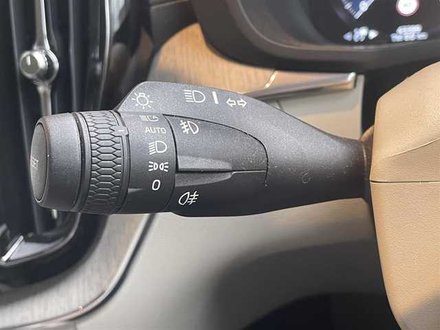 ボルボ ＸＣ６０ B5 AWD インスクリプション 高知県 2020(令2)年 4.4万km 白 パノラミックガラスサンルーフ/harman/kardonサウンド/白レザーシート/D/N席パワーシート/全席シートヒーター/D/N席エアーシート/ハンドルヒーター/ヘッドアップディスプレイ/全方位カメラ/BLIS（ブラインド・スポット・インフォメーション・システム）/Lsne Keeping Aid/パークアシスト/純正メモリーナビ/　【BT/USB/Applecarplay/AndroidAuto】/電動リアゲート
