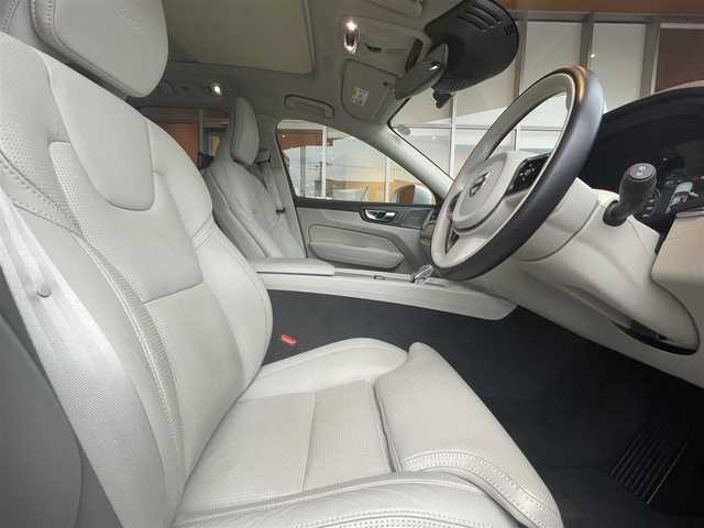 ボルボ ＸＣ６０ B5 AWD インスクリプション 高知県 2020(令2)年 4.4万km 白 パノラミックガラスサンルーフ/harman/kardonサウンド/白レザーシート/D/N席パワーシート/全席シートヒーター/D/N席エアーシート/ハンドルヒーター/ヘッドアップディスプレイ/全方位カメラ/BLIS（ブラインド・スポット・インフォメーション・システム）/Lsne Keeping Aid/パークアシスト/純正メモリーナビ/　【BT/USB/Applecarplay/AndroidAuto】/電動リアゲート