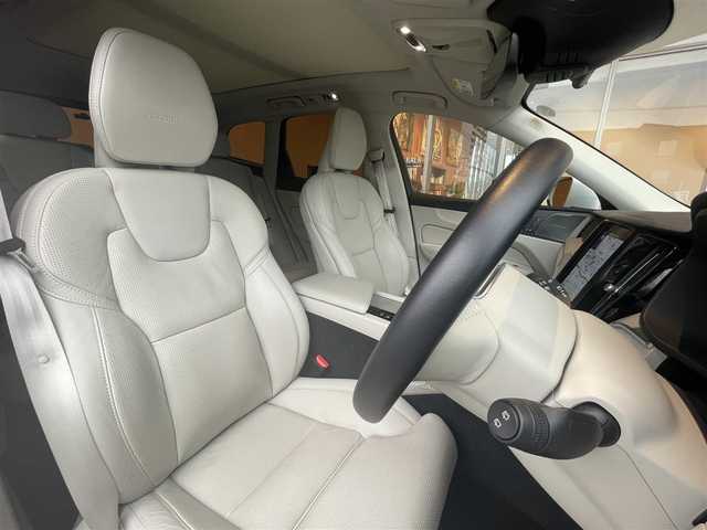 ボルボ ＸＣ６０ B5 AWD インスクリプション 高知県 2020(令2)年 4.4万km 白 パノラミックガラスサンルーフ/harman/kardonサウンド/白レザーシート/D/N席パワーシート/全席シートヒーター/D/N席エアーシート/ハンドルヒーター/ヘッドアップディスプレイ/全方位カメラ/BLIS（ブラインド・スポット・インフォメーション・システム）/Lsne Keeping Aid/パークアシスト/純正メモリーナビ/　【BT/USB/Applecarplay/AndroidAuto】/電動リアゲート