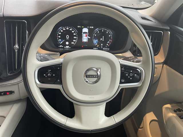 ボルボ ＸＣ６０ B5 AWD インスクリプション 高知県 2020(令2)年 4.4万km 白 パノラミックガラスサンルーフ/harman/kardonサウンド/白レザーシート/D/N席パワーシート/全席シートヒーター/D/N席エアーシート/ハンドルヒーター/ヘッドアップディスプレイ/全方位カメラ/BLIS（ブラインド・スポット・インフォメーション・システム）/Lsne Keeping Aid/パークアシスト/純正メモリーナビ/　【BT/USB/Applecarplay/AndroidAuto】/電動リアゲート