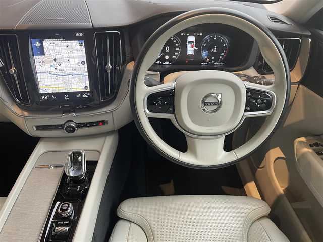 ボルボ ＸＣ６０ B5 AWD インスクリプション 高知県 2020(令2)年 4.4万km 白 パノラミックガラスサンルーフ/harman/kardonサウンド/白レザーシート/D/N席パワーシート/全席シートヒーター/D/N席エアーシート/ハンドルヒーター/ヘッドアップディスプレイ/全方位カメラ/BLIS（ブラインド・スポット・インフォメーション・システム）/Lsne Keeping Aid/パークアシスト/純正メモリーナビ/　【BT/USB/Applecarplay/AndroidAuto】/電動リアゲート