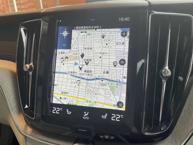 ボルボ ＸＣ６０ B5 AWD インスクリプション 高知県 2020(令2)年 4.4万km 白 パノラミックガラスサンルーフ/harman/kardonサウンド/白レザーシート/D/N席パワーシート/全席シートヒーター/D/N席エアーシート/ハンドルヒーター/ヘッドアップディスプレイ/全方位カメラ/BLIS（ブラインド・スポット・インフォメーション・システム）/Lsne Keeping Aid/パークアシスト/純正メモリーナビ/　【BT/USB/Applecarplay/AndroidAuto】/電動リアゲート