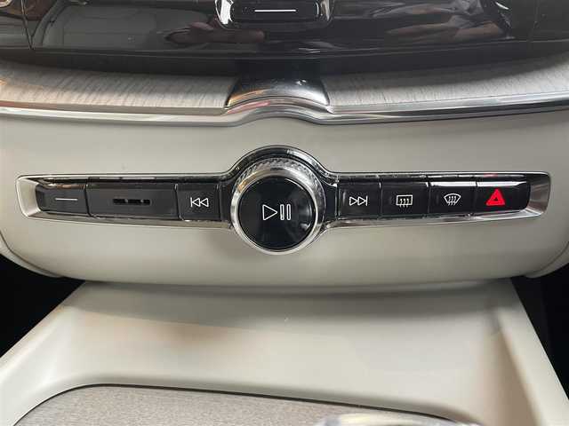ボルボ ＸＣ６０ B5 AWD インスクリプション 高知県 2020(令2)年 4.4万km 白 パノラミックガラスサンルーフ/harman/kardonサウンド/白レザーシート/D/N席パワーシート/全席シートヒーター/D/N席エアーシート/ハンドルヒーター/ヘッドアップディスプレイ/全方位カメラ/BLIS（ブラインド・スポット・インフォメーション・システム）/Lsne Keeping Aid/パークアシスト/純正メモリーナビ/　【BT/USB/Applecarplay/AndroidAuto】/電動リアゲート