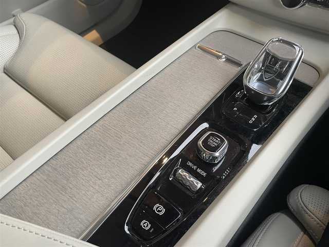 ボルボ ＸＣ６０ B5 AWD インスクリプション 高知県 2020(令2)年 4.4万km 白 パノラミックガラスサンルーフ/harman/kardonサウンド/白レザーシート/D/N席パワーシート/全席シートヒーター/D/N席エアーシート/ハンドルヒーター/ヘッドアップディスプレイ/全方位カメラ/BLIS（ブラインド・スポット・インフォメーション・システム）/Lsne Keeping Aid/パークアシスト/純正メモリーナビ/　【BT/USB/Applecarplay/AndroidAuto】/電動リアゲート