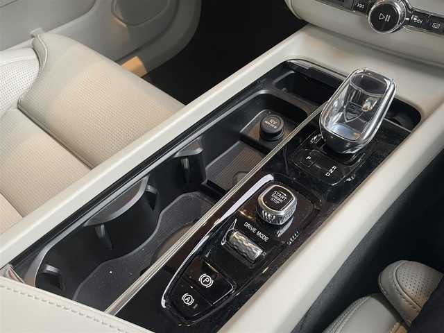 ボルボ ＸＣ６０ B5 AWD インスクリプション 高知県 2020(令2)年 4.4万km 白 パノラミックガラスサンルーフ/harman/kardonサウンド/白レザーシート/D/N席パワーシート/全席シートヒーター/D/N席エアーシート/ハンドルヒーター/ヘッドアップディスプレイ/全方位カメラ/BLIS（ブラインド・スポット・インフォメーション・システム）/Lsne Keeping Aid/パークアシスト/純正メモリーナビ/　【BT/USB/Applecarplay/AndroidAuto】/電動リアゲート
