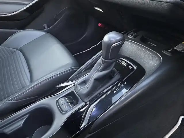 トヨタ カローラツーリング ハイブリッド ダブルバイビー 福岡県 2020(令2)年 4.7万km ホワイトパールクリスタルシャイン ・MODELISTAフルエアロ/・純正ナビ（TV/Bluetooth/Miracast）/・バックカメラ/・ドライブレコーダー（PORMIDO/前後）/・ETC2.0/・トヨタクリアランスソナー/・クルーズコントロール（追従可能）/・レーンキープアシスト/・横滑り防止装置/・衝突被害軽減システム/・D/N席シートヒーター/・オートマチックハイビーム/・LEDヘッドライト/・フットランプ/・ワイヤレス充電/・電動パーキングブレーキ/・ヒートステアリング/・ステアリングスイッチ/・電格ミラー/・トノカバー