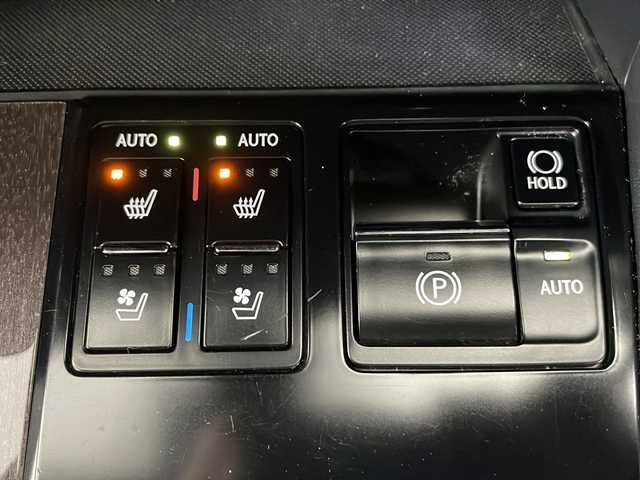 レクサス ＲＸ 200t Fスポーツ 道央・札幌 2016(平28)年 6.1万km ホワイトノーヴァガラスフレーク ・４WD　　ターボ/・Lexus Safety System /・プリクラッシュセーフティ/・レーンキーピングアシスト/・レーダークルーズコントロール/・純正大型ディスプレイナビ/・BD.DVD.CD.USB/・Bluetooth/フルセグ/・バックカメラ/・ムーンルーフ/・パワーバックドア/・D.N関パワーシート/シートヒーター/・レザーシート/エアーシート/・三眼LEDヘッドライト/・オートマチックハイビーム/・パドルシフト/ステアリングヒーター/・前後ドライブレコーダー/・ミラーヒーター/・ビルトインETC/・HUD/・スタッドレスAW付積込/・純正ナビ  フルセグTV/BT/CD/USB/・サンルーフ/・バックカメラ/・前後ドライブレコーダー/・オートハイビーム/・シートヒーター/・パワーバックドア/・レーダークルーズコントロール/・レーンディパーチャーアラート/・三眼LEDヘッドライト/・ETC2.0/・アイドリングストップ/・HUD/・パドルシフト/・ハンドルヒーター/・冬タイヤAW積込