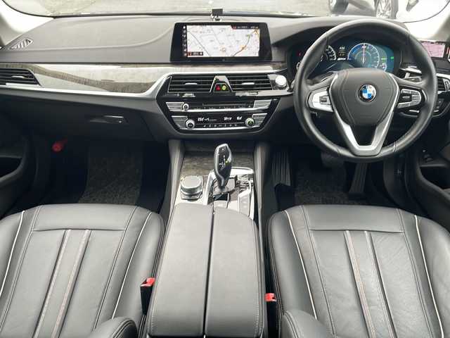 ＢＭＷ ５３０ｅ ラグジュアリー アイパフォーマンス 愛知県 2018(平30)年 3.5万km インペリアル・ブルー・ブリリアント・エフェクト /純正ナビ/CD/DVD/BT/フルセグTV//スクリーンミラーリング//バック・全方位カメラ//純正AW//純正フロアマット//前後ドラレコ（cell star）//全席シートヒーター//プリクラッシュ//レーンキープアシスト//追従機能付きクルーズコントロール//LEDヘッドライト//オートライト//オートマチックハイビーム//GPSレーダー（ASSURA）//パワーバックドア//D席ポジションメモリ//前席パワーシート//革巻きステアリング//パーキングアシスト//ステアリングスイッチ//USB入力端子//ETC2.0 //前後クリアランスソナー//W＋サイドエアバック//充電器車載//取説//保証書//記録簿//スペアキー