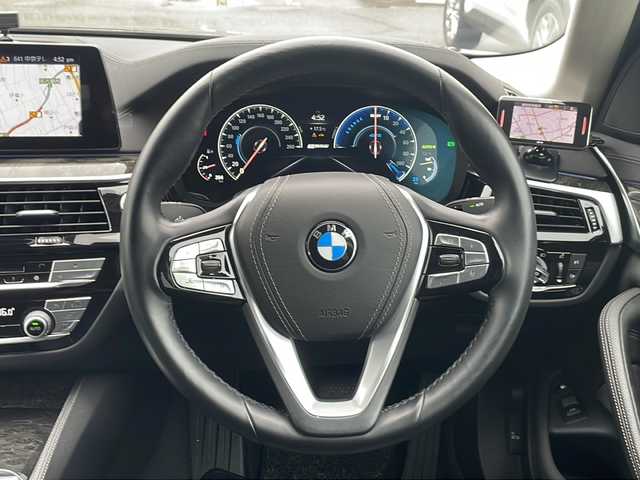 ＢＭＷ ５３０ｅ ラグジュアリー アイパフォーマンス 愛知県 2018(平30)年 3.5万km インペリアル・ブルー・ブリリアント・エフェクト /純正ナビ/CD/DVD/BT/フルセグTV//スクリーンミラーリング//バック・全方位カメラ//純正AW//純正フロアマット//前後ドラレコ（cell star）//全席シートヒーター//プリクラッシュ//レーンキープアシスト//追従機能付きクルーズコントロール//LEDヘッドライト//オートライト//オートマチックハイビーム//GPSレーダー（ASSURA）//パワーバックドア//D席ポジションメモリ//前席パワーシート//革巻きステアリング//パーキングアシスト//ステアリングスイッチ//USB入力端子//ETC2.0 //前後クリアランスソナー//W＋サイドエアバック//充電器車載//取説//保証書//記録簿//スペアキー